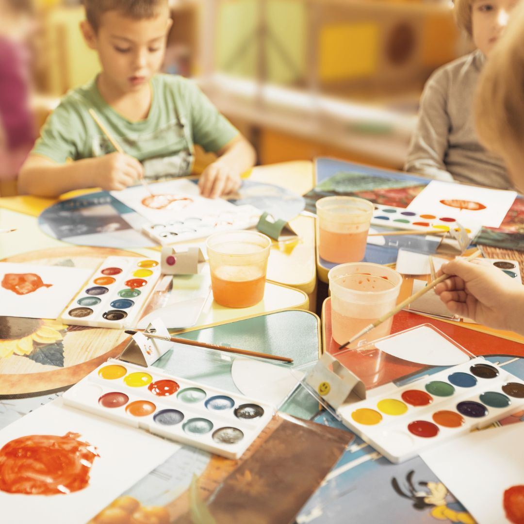 preschoolers doing crafts