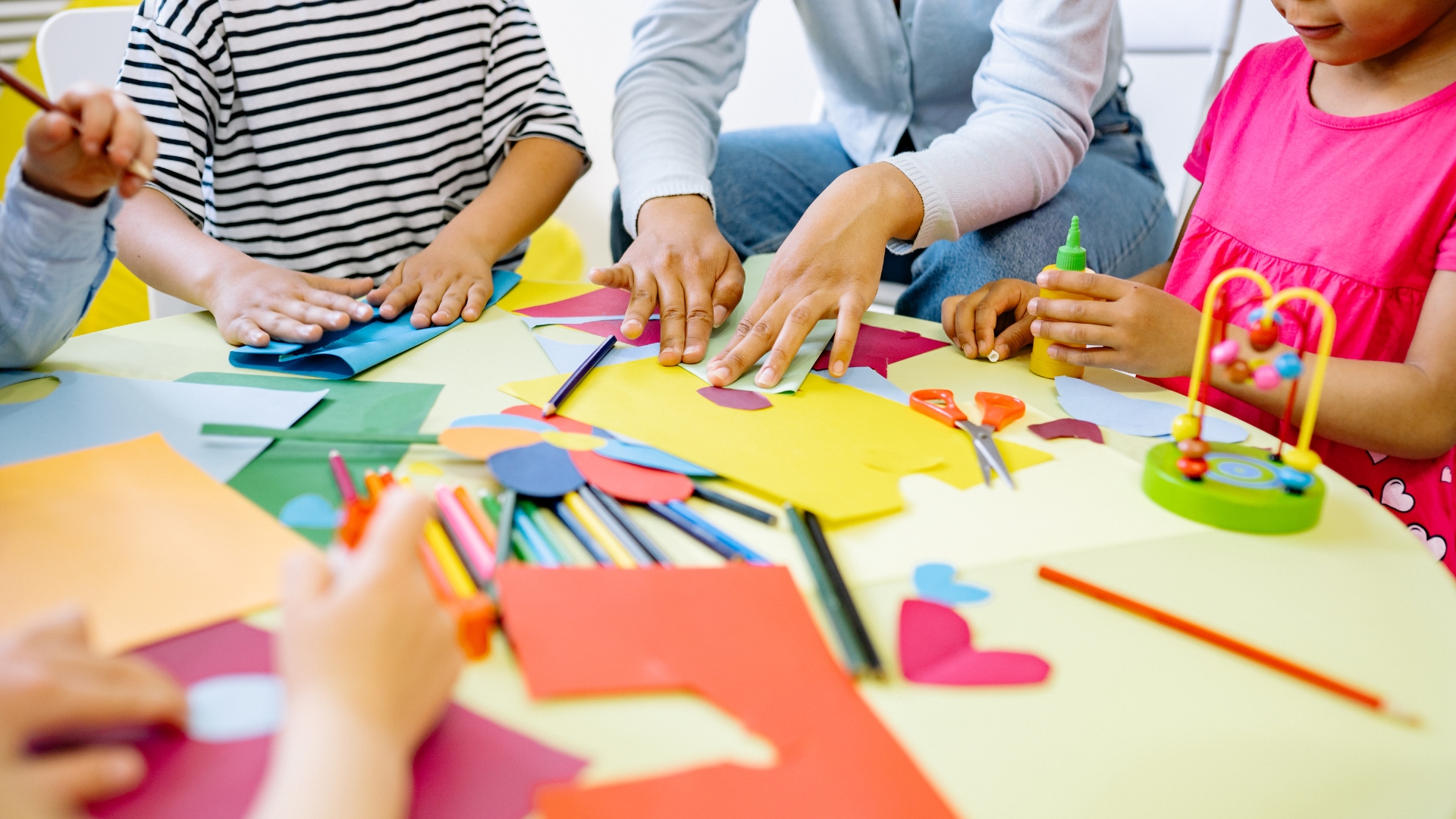 kids making art